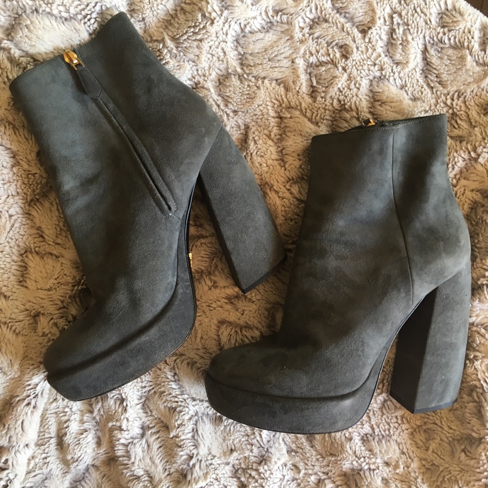 Size 39 Prada gray suede platform ankle boot